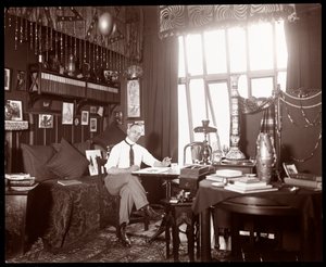 Will R. Barnes piirtää studiossaan, n. 1900 (hopeagelatiiniprintti)